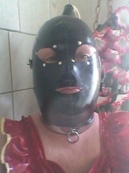 Latexsklave64 aus Deutschland (PLZ: 09116)